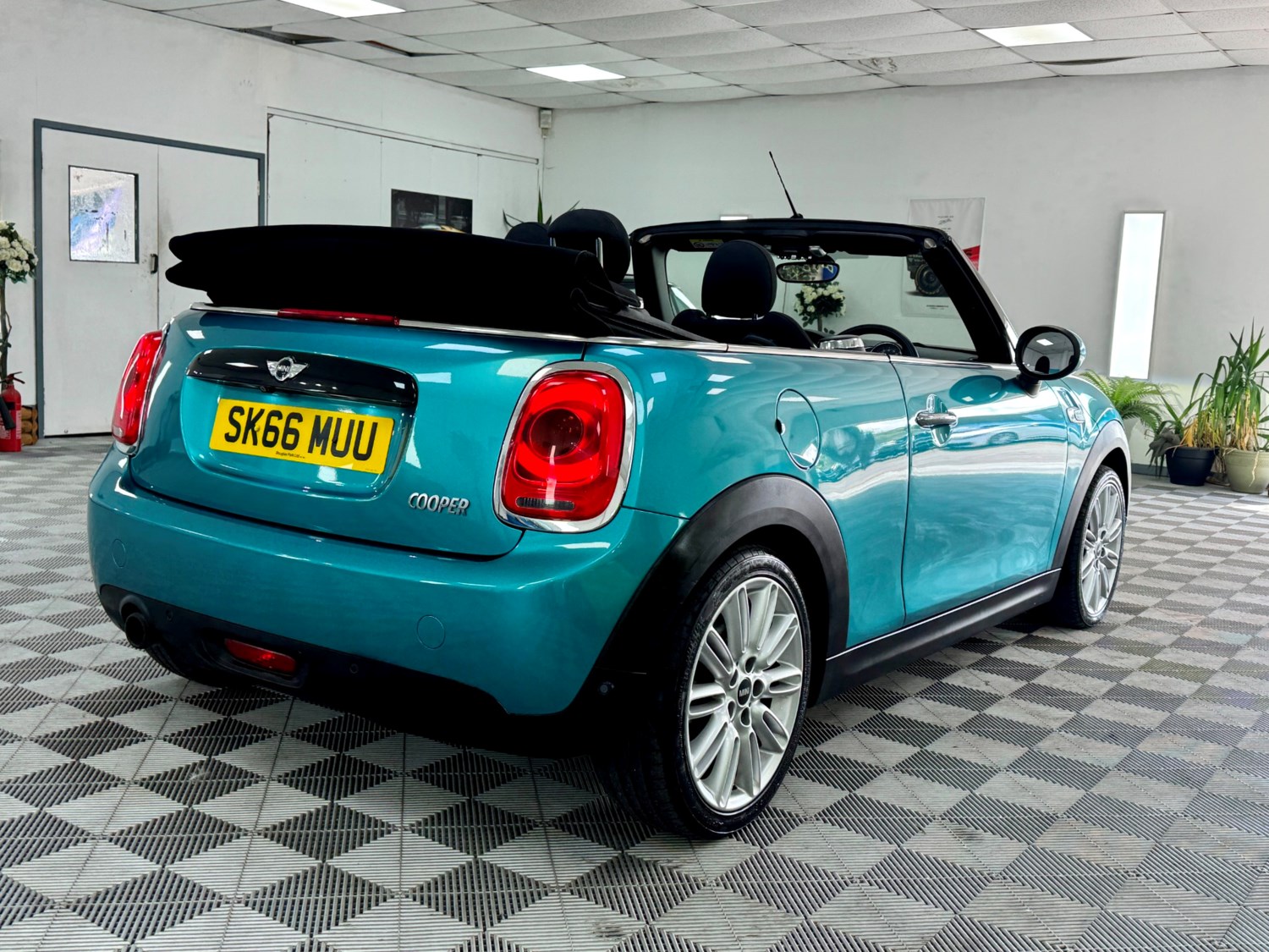 MINI Convertible Listing Image