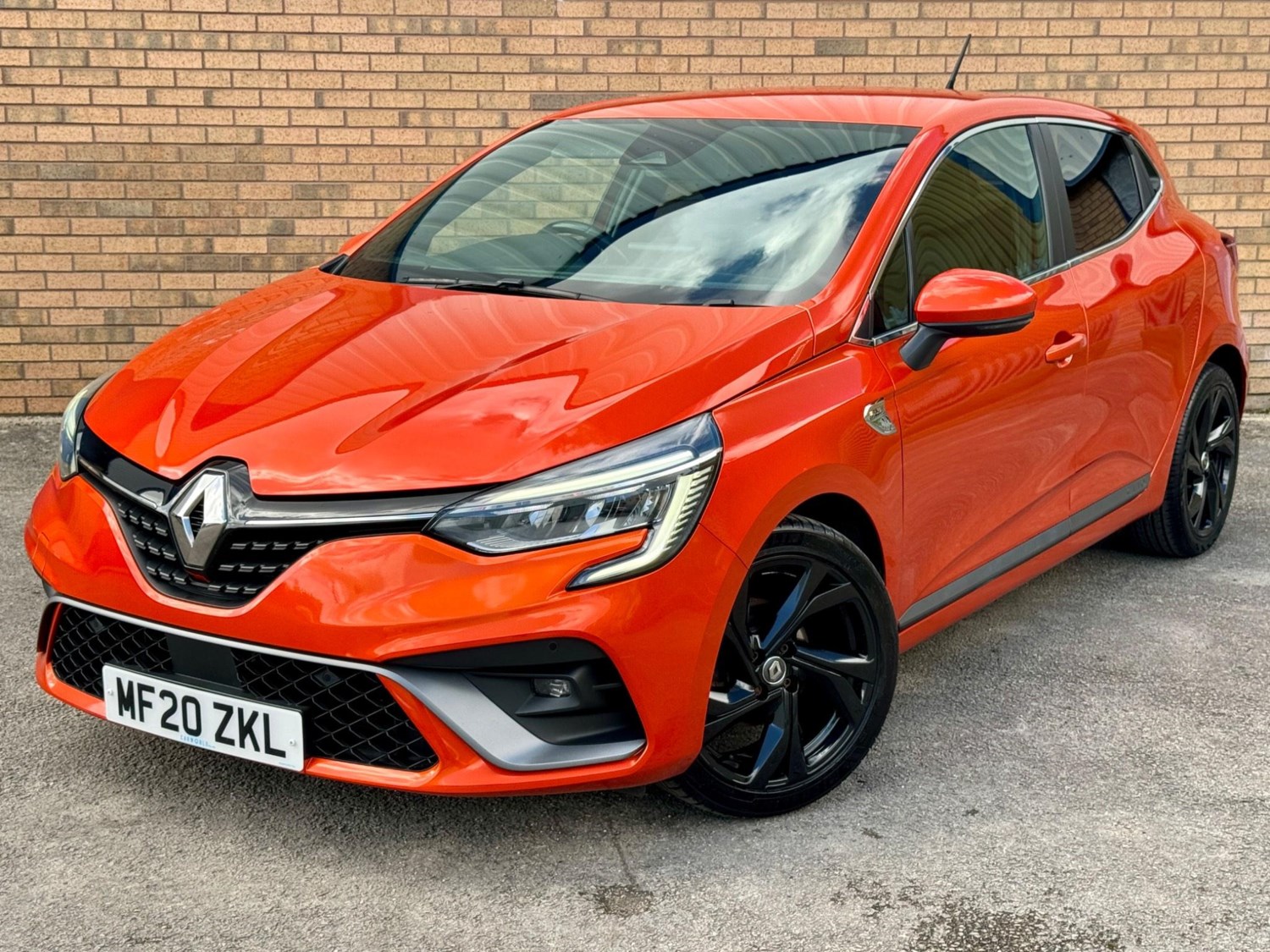 Renault Clio Listing Image