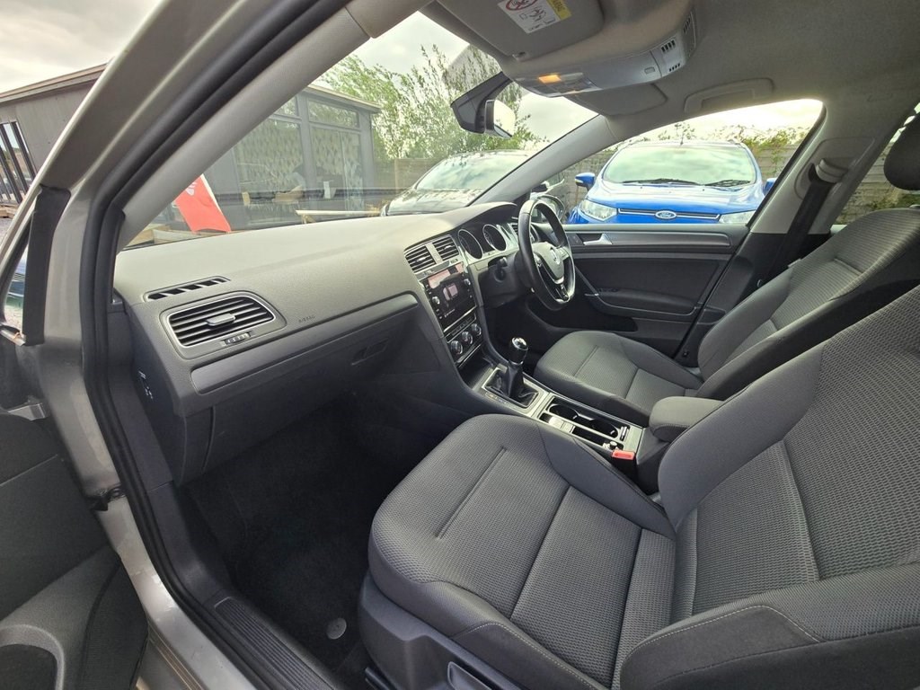 Volkswagen Golf Listing Image