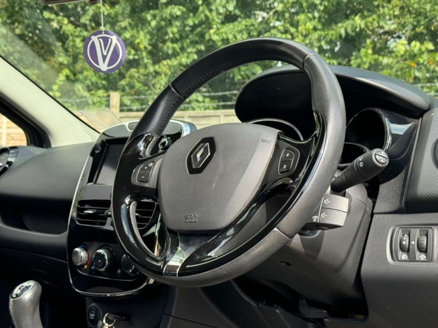 Renault Clio Listing Image