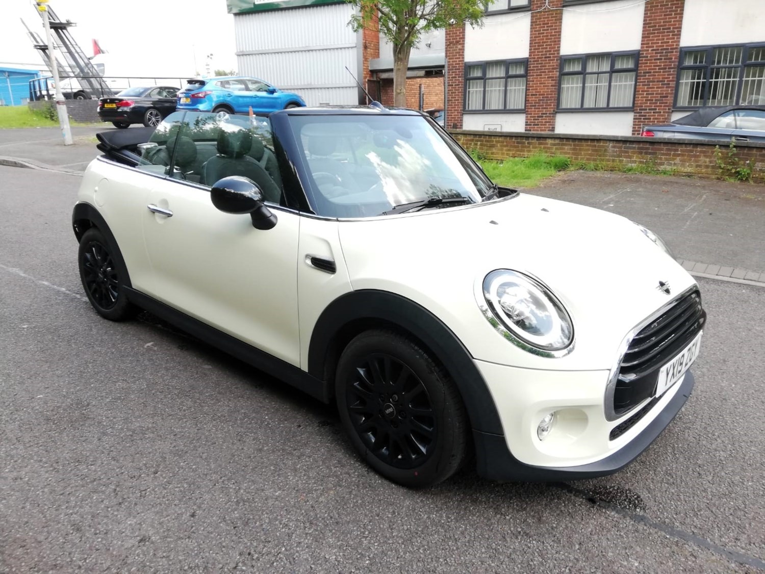 MINI Convertible Listing Image