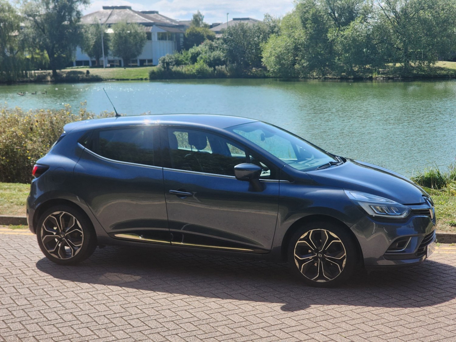 Renault Clio Listing Image