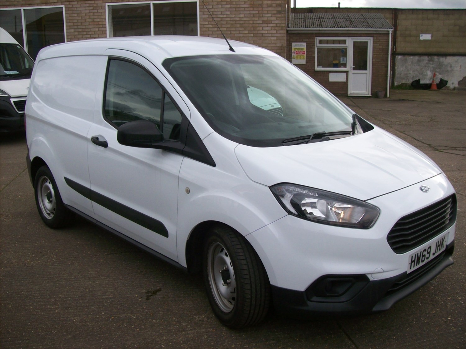 Ford Transit Courier Listing Image