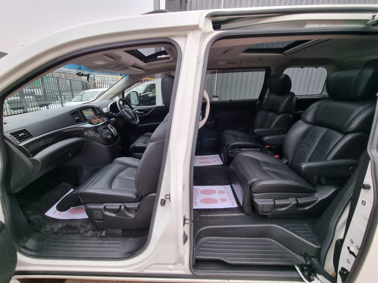 Nissan Elgrand Listing Image