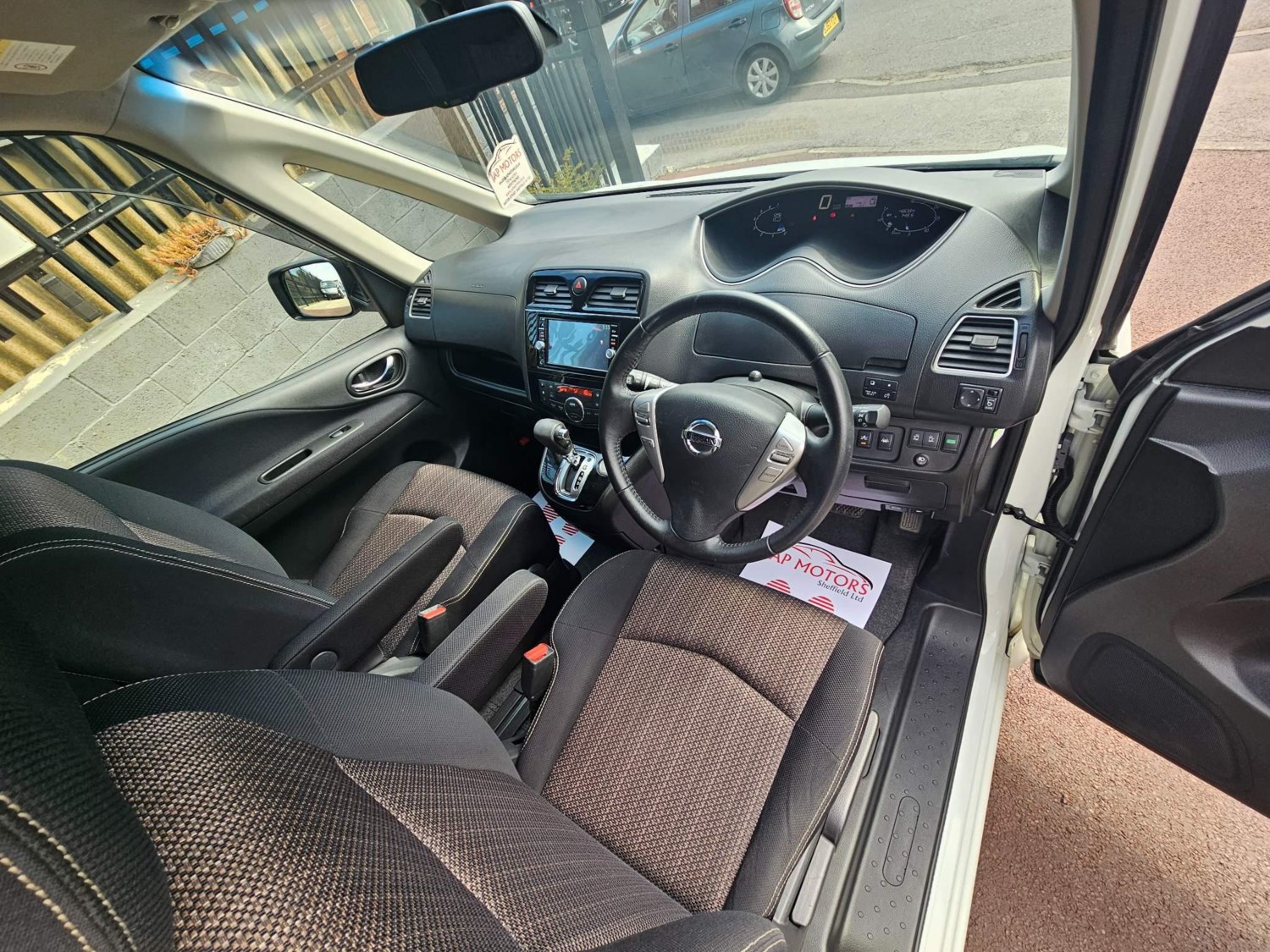 Nissan Serena Listing Image