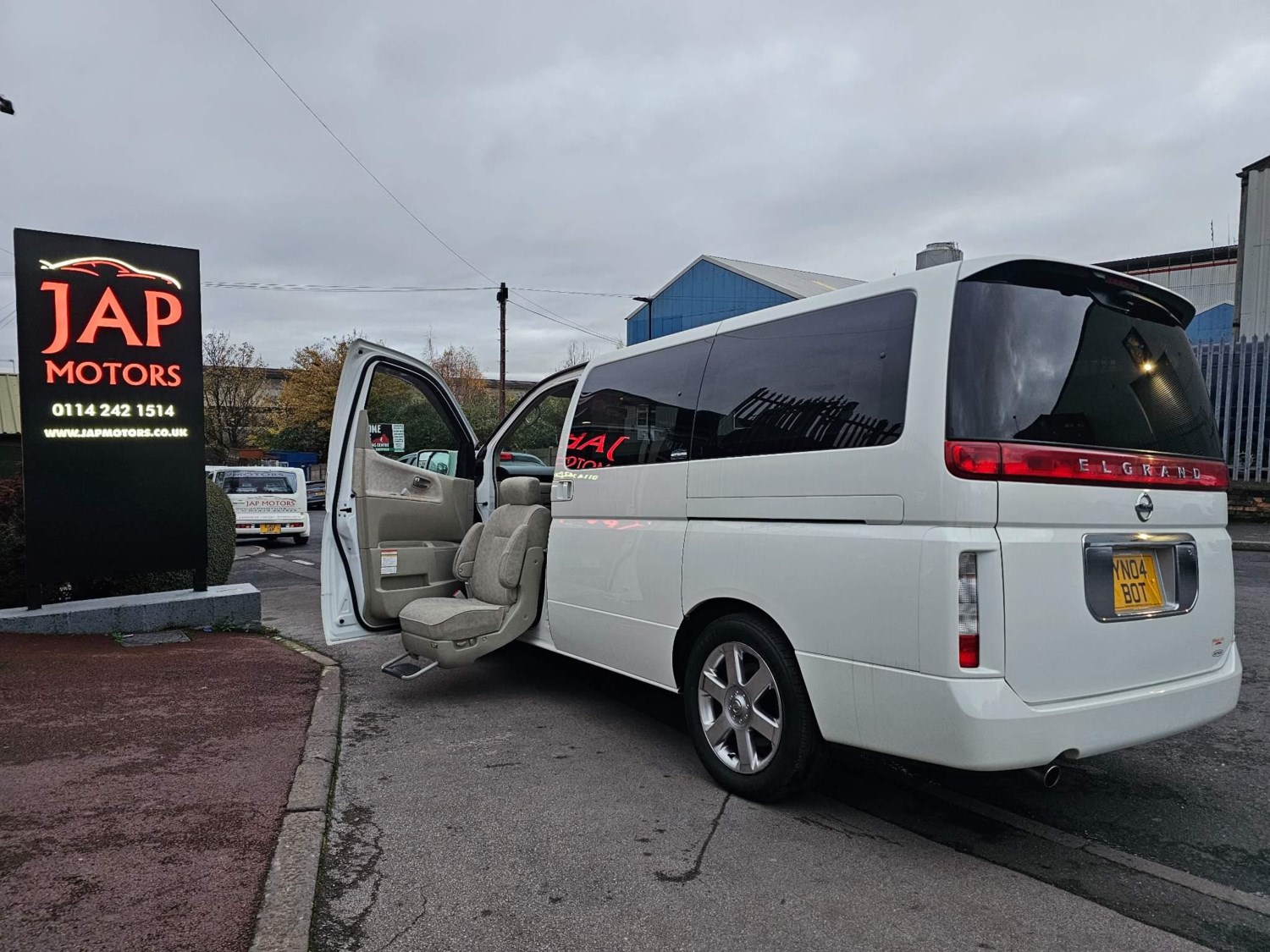 Nissan Elgrand Listing Image