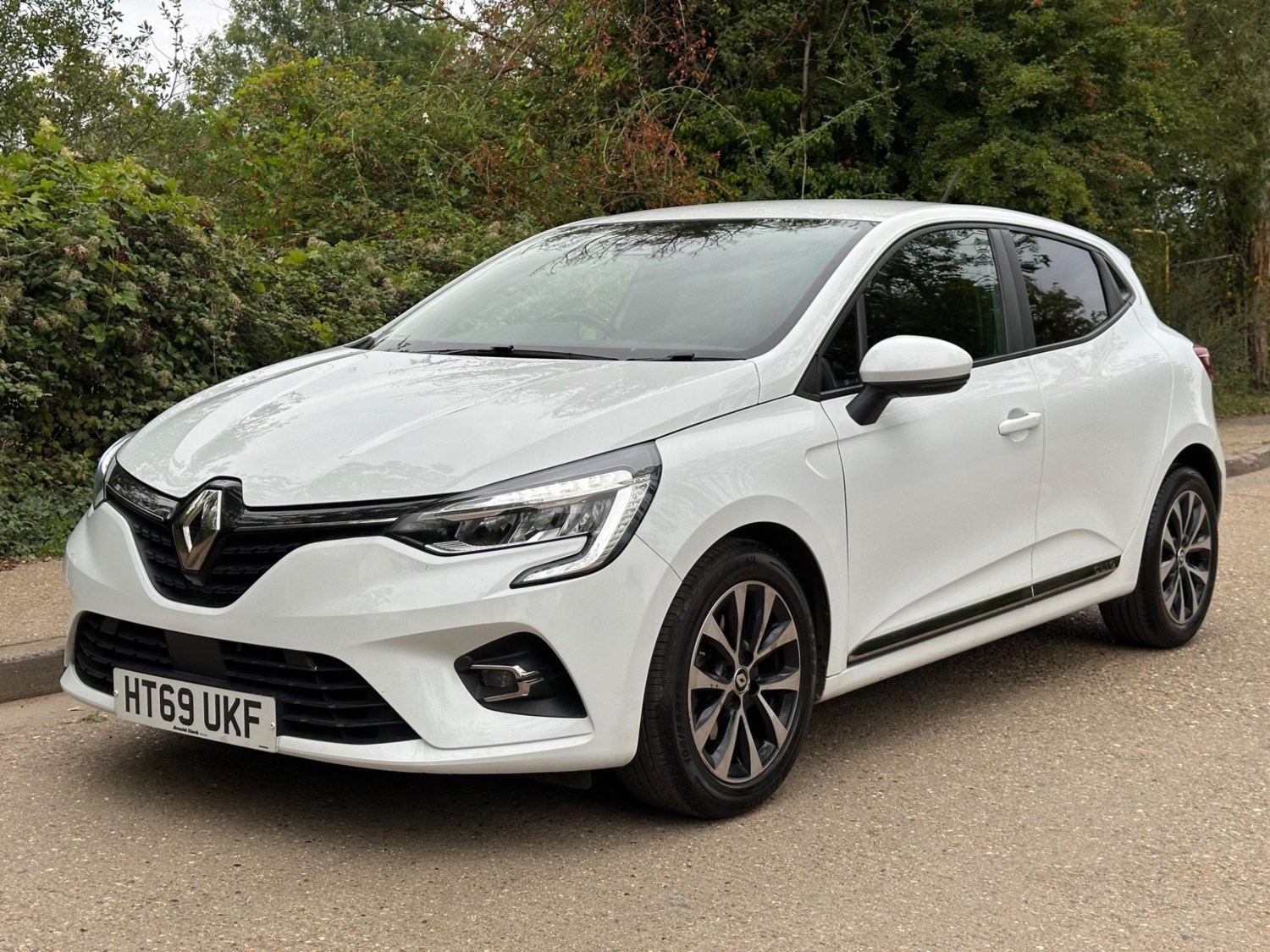 Renault Clio Listing Image