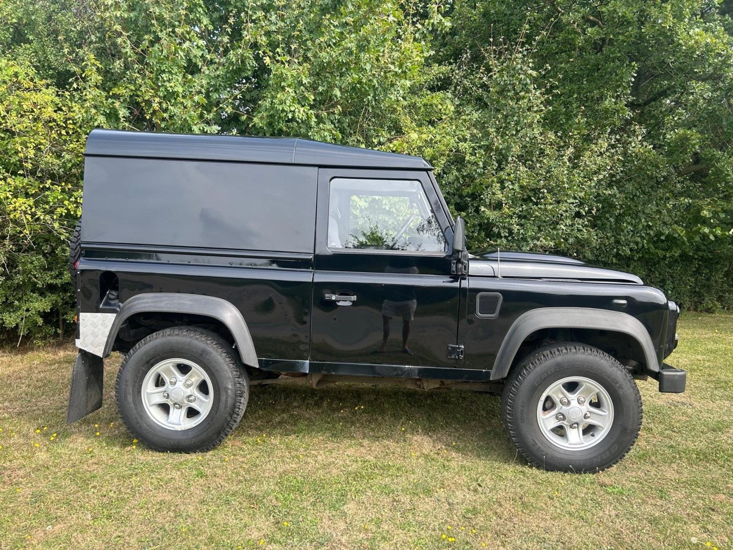 Land Rover Defender Listing Image