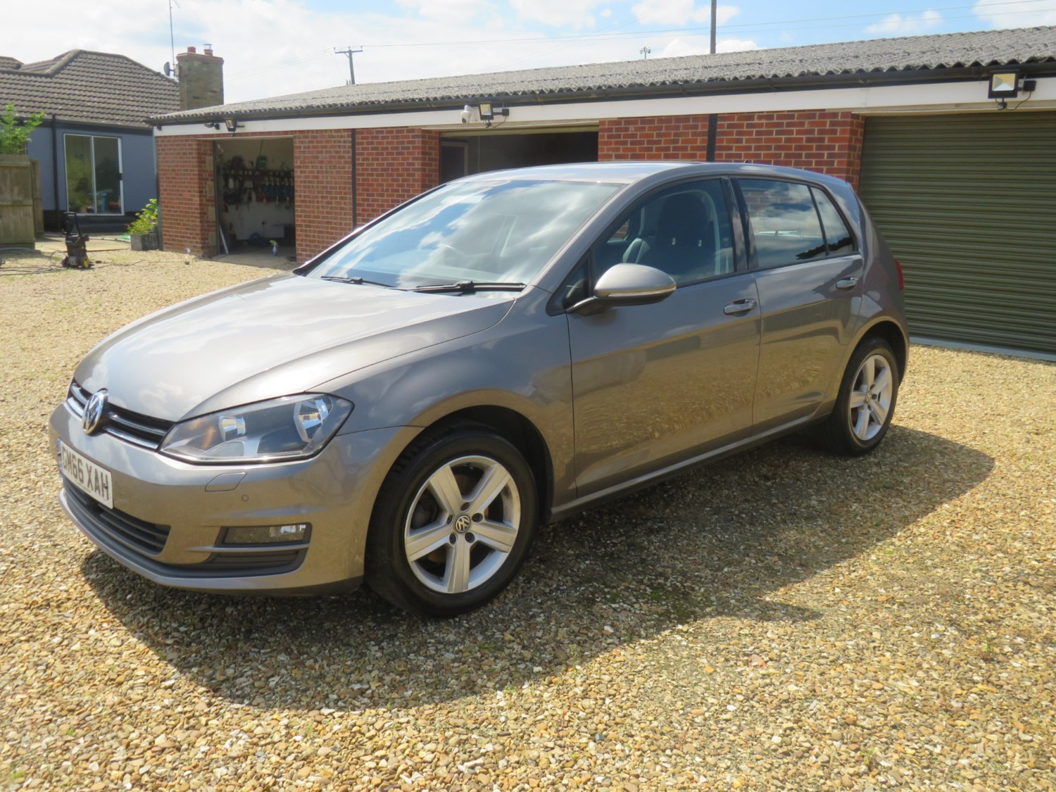 Volkswagen Golf Listing Image