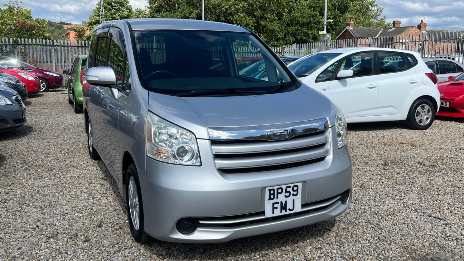 Toyota Noah Listing Image