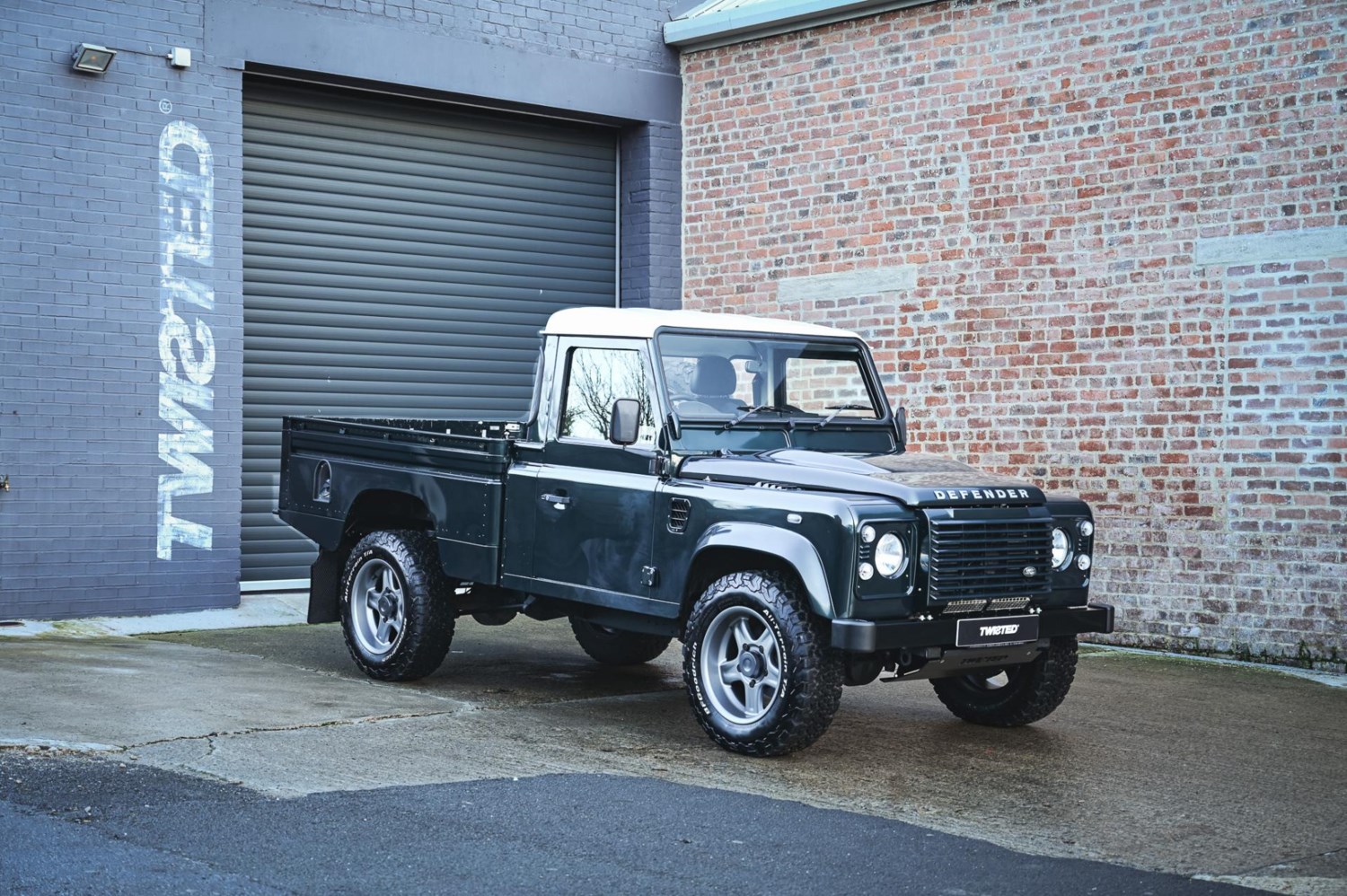 Land Rover Defender Listing Image