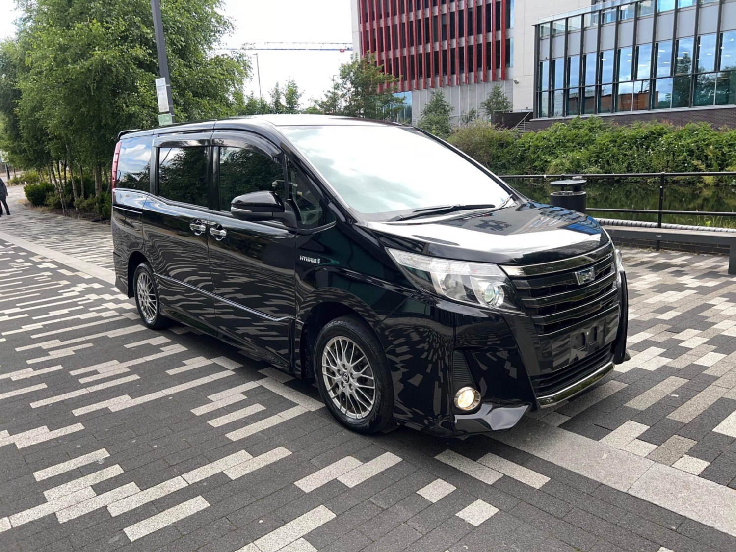 Toyota Noah Listing Image