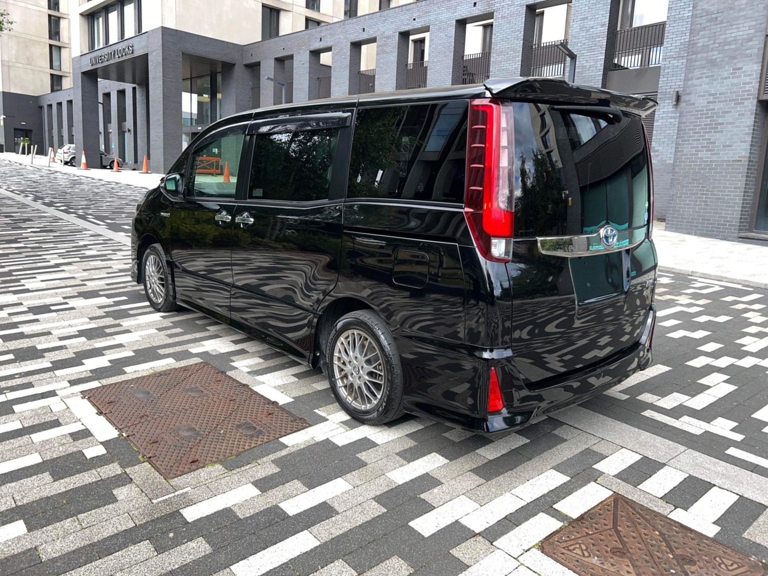 Toyota Noah Listing Image