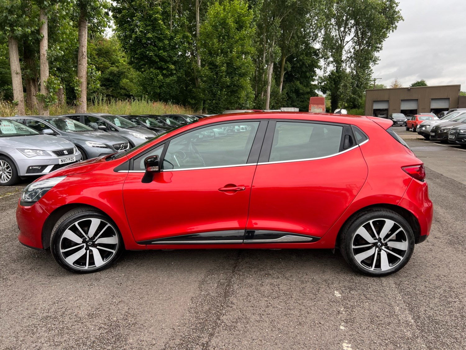 Renault Clio Listing Image