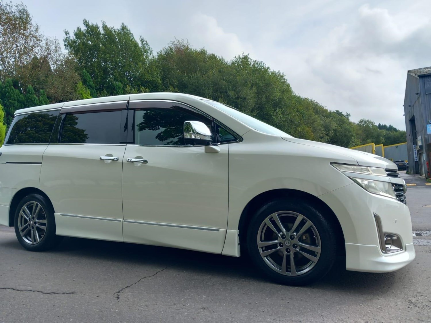 Nissan Elgrand Listing Image