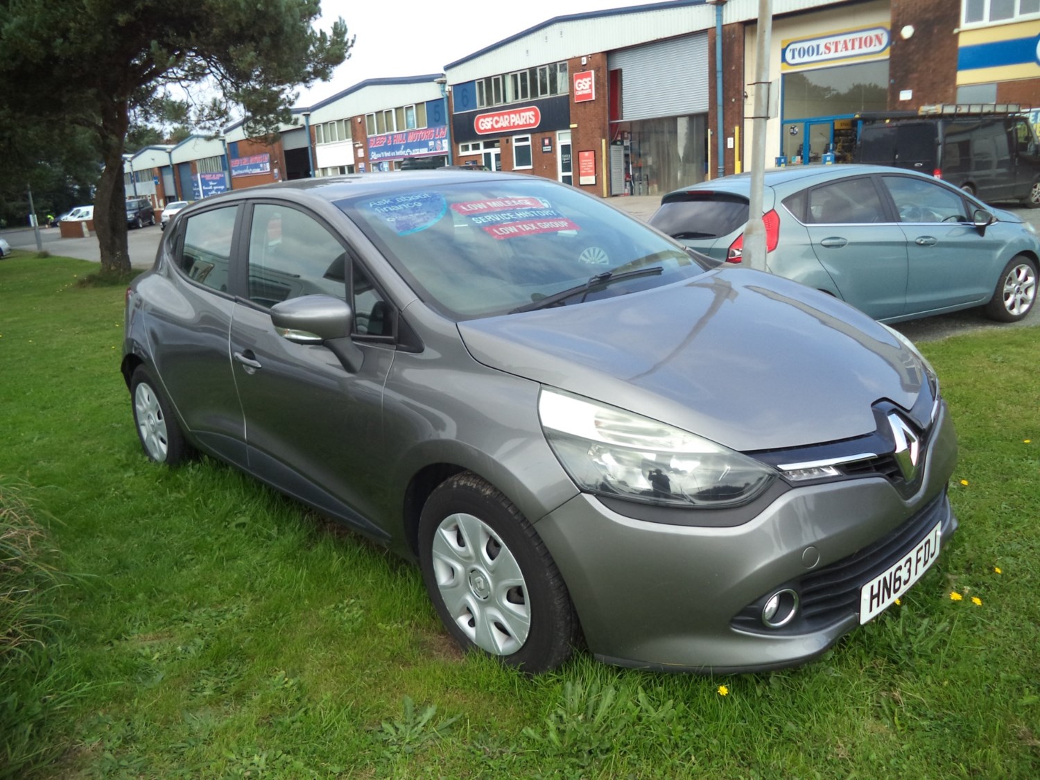 Renault Clio Listing Image