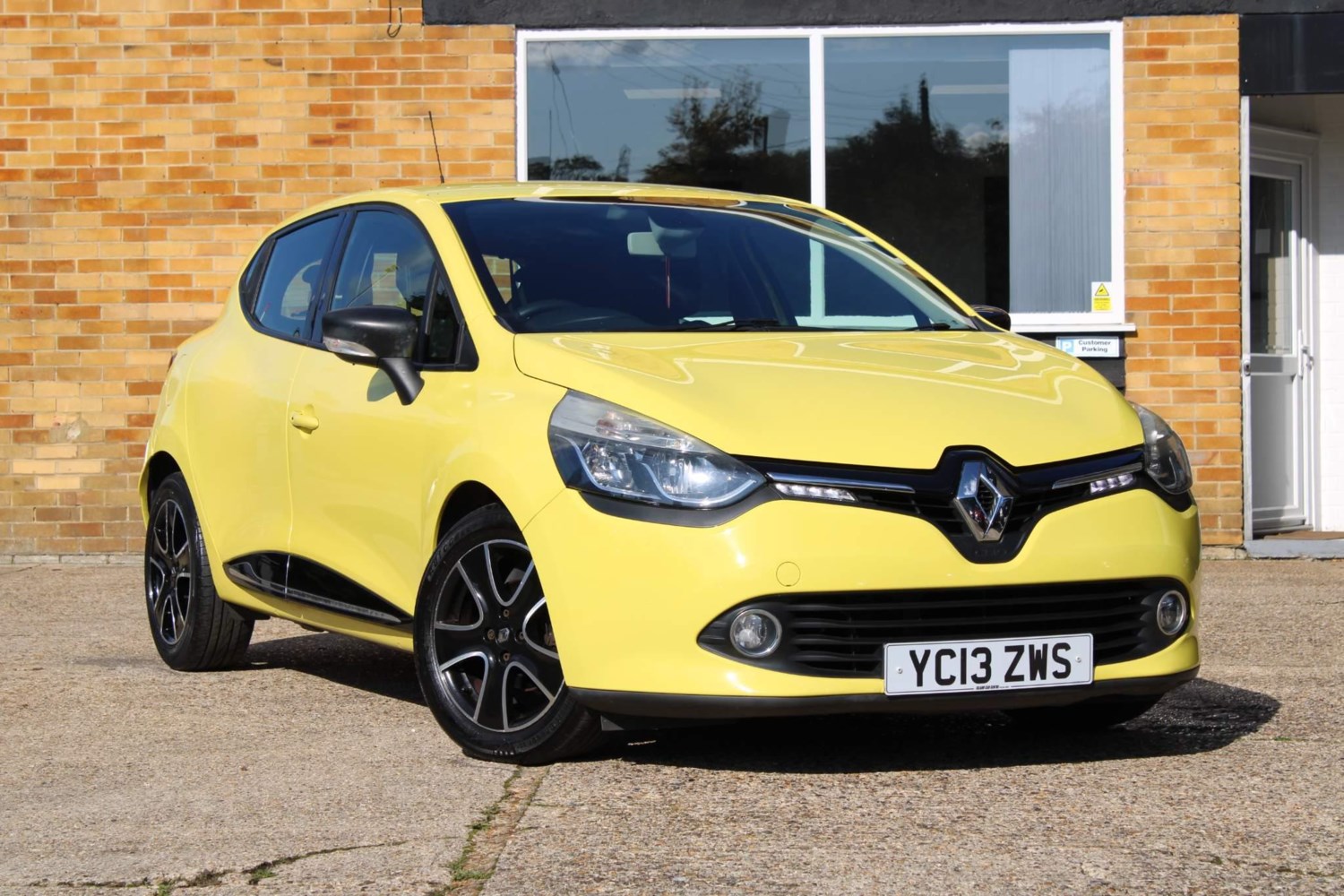 Renault Clio Listing Image