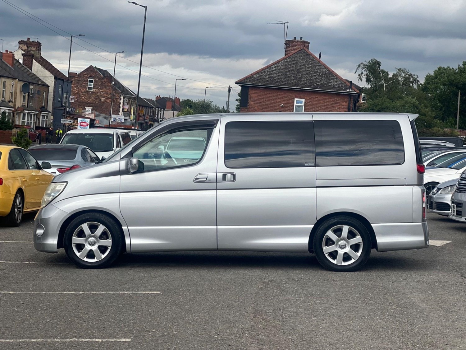 Nissan Elgrand Listing Image