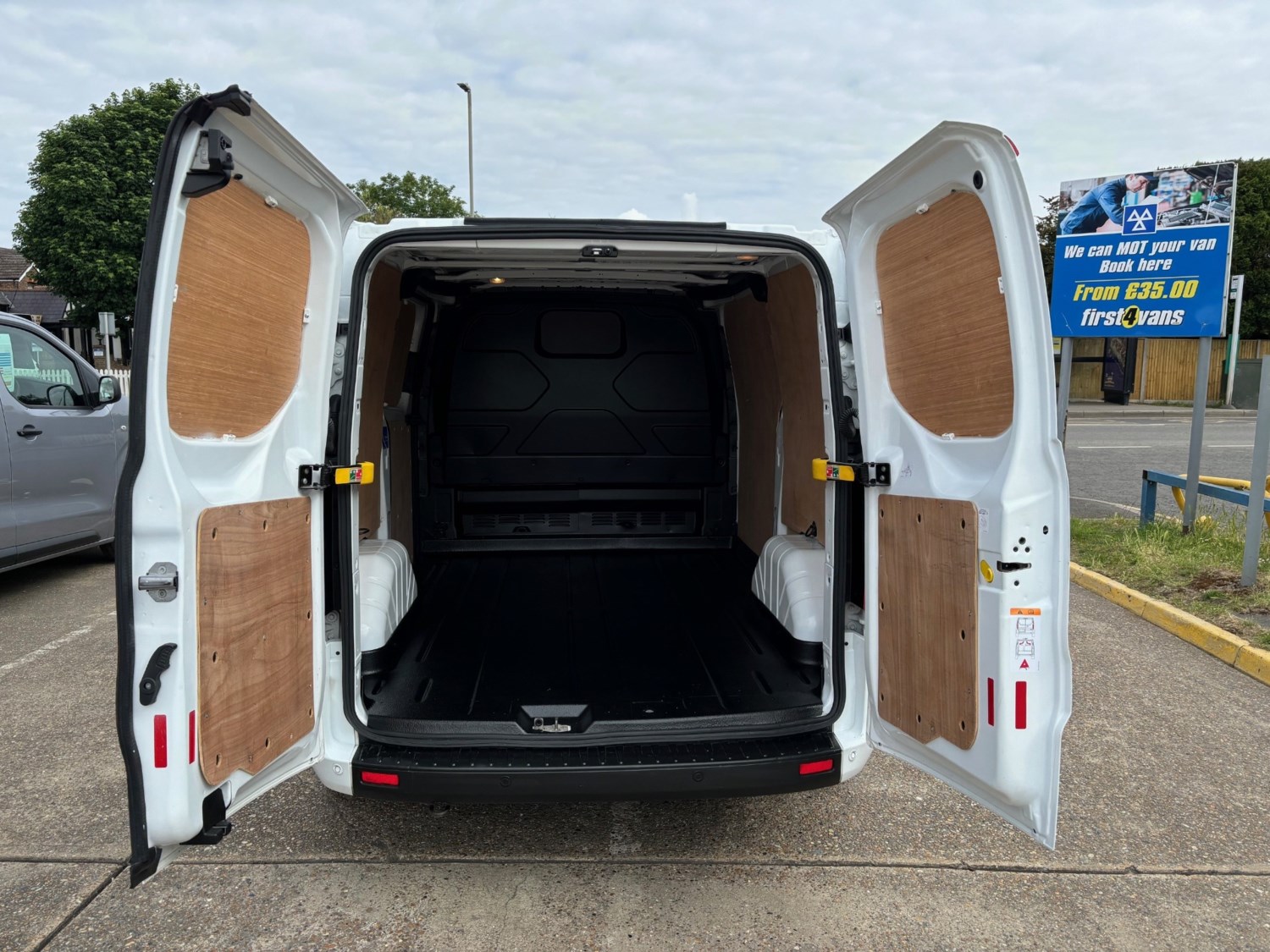 Ford Transit Custom Listing Image