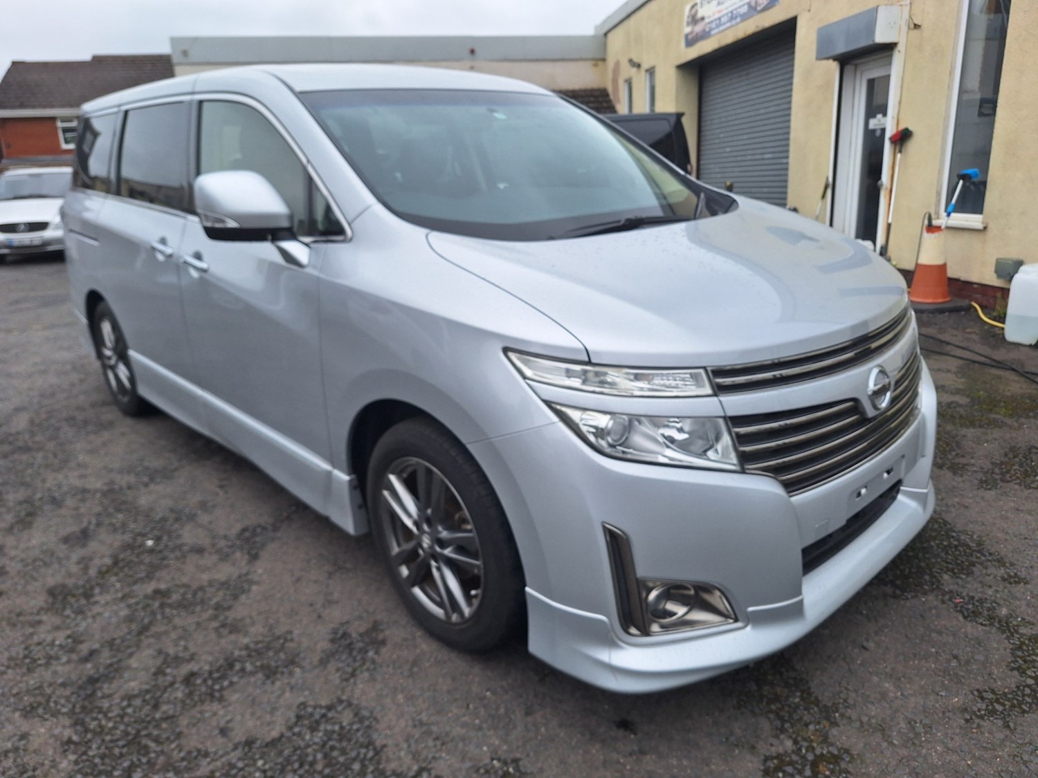 Nissan Elgrand Listing Image