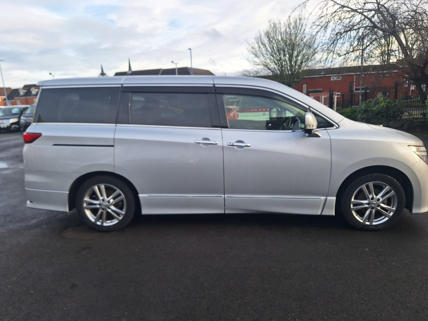 Nissan Elgrand Listing Image