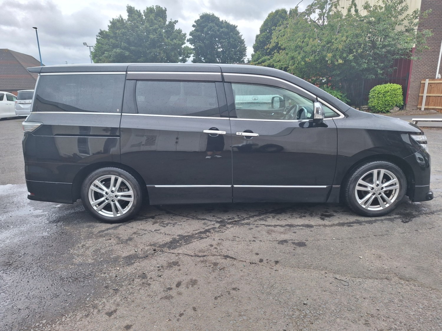 Nissan Elgrand Listing Image