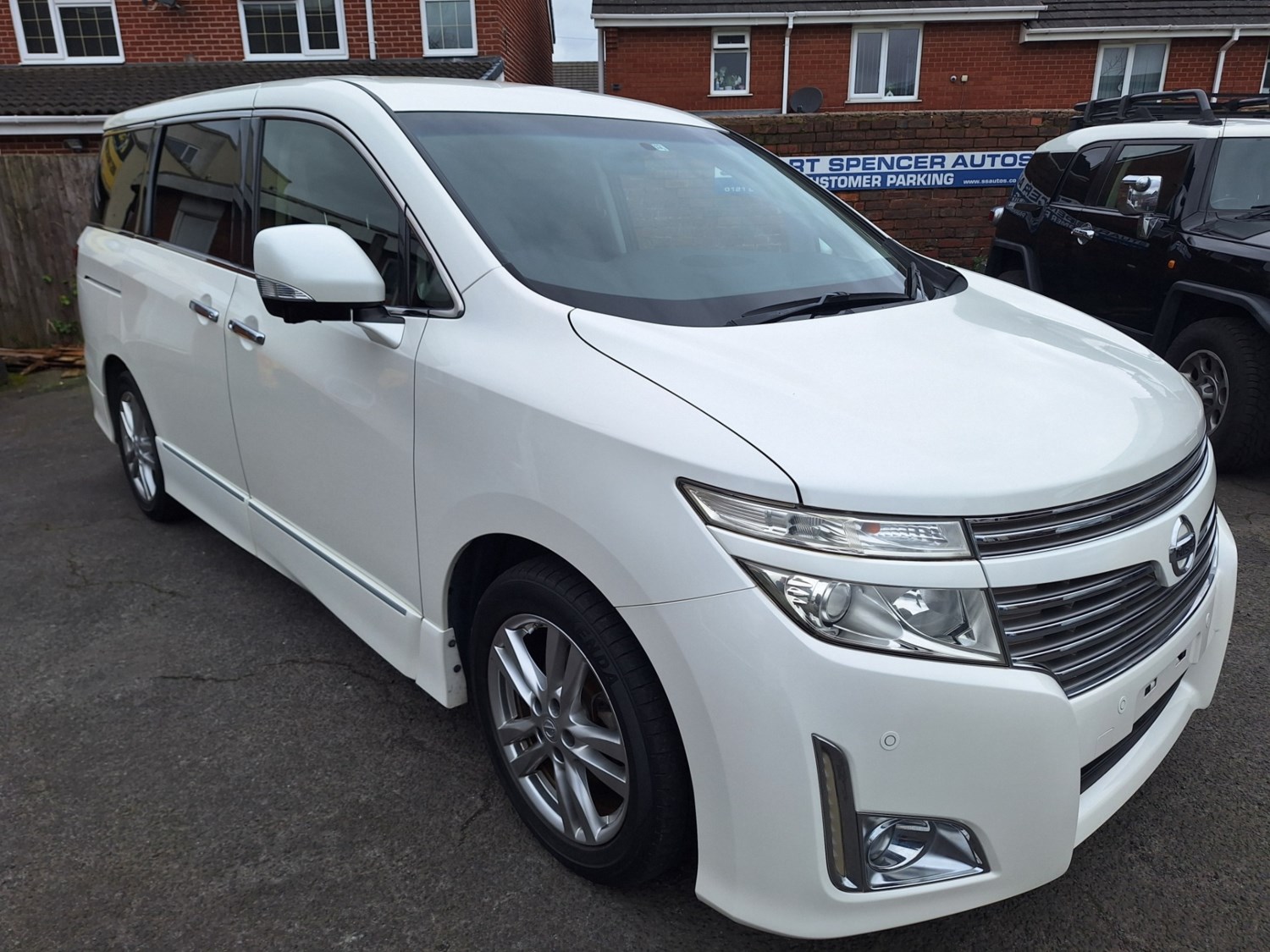 Nissan Elgrand Listing Image