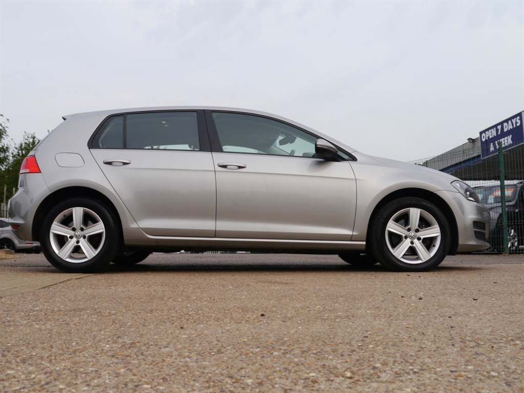 Volkswagen Golf Listing Image