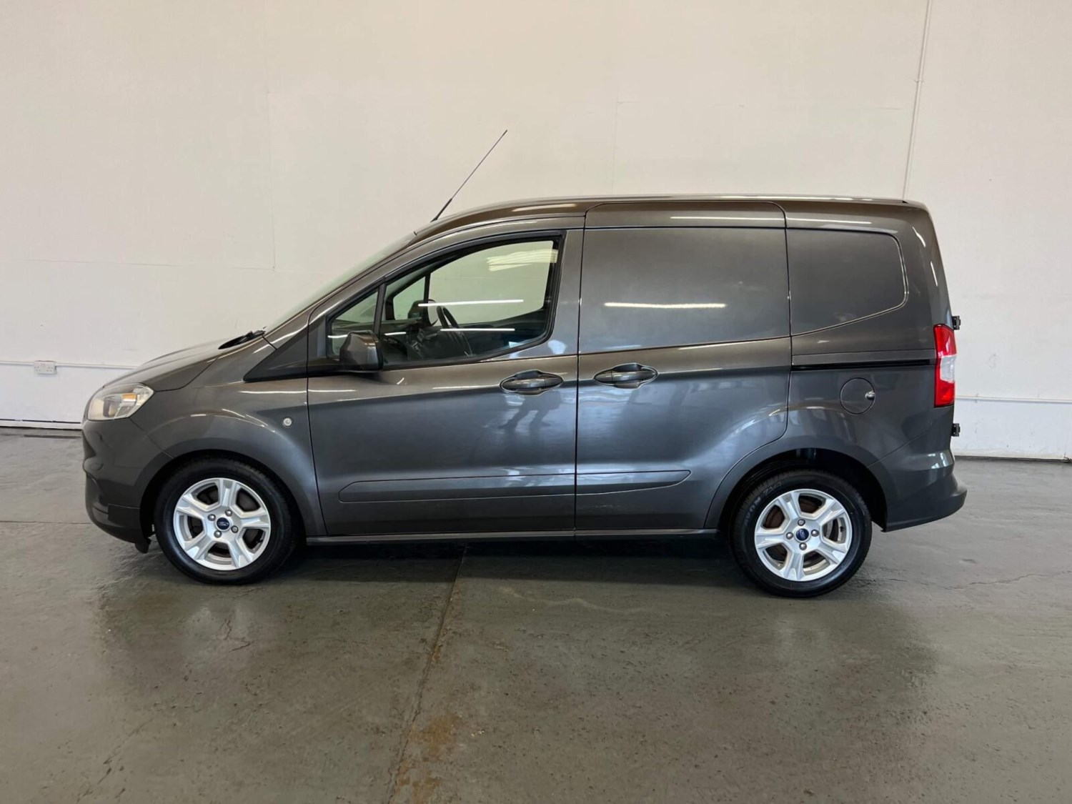 Ford Transit Courier Listing Image