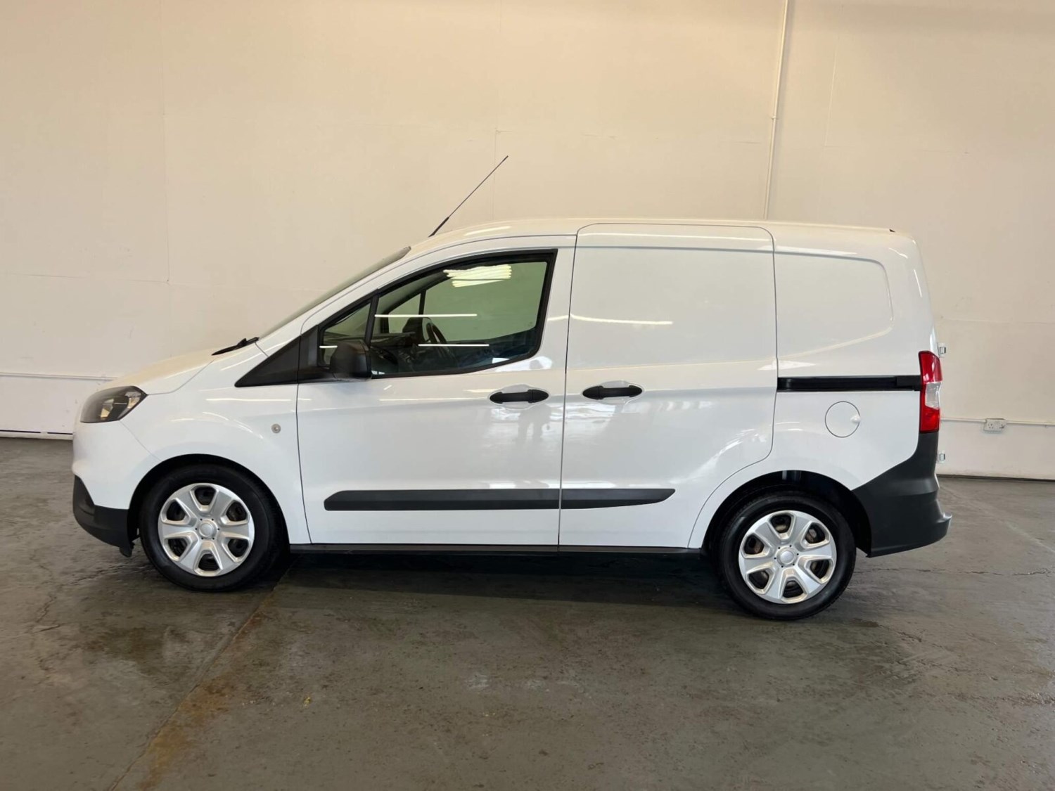 Ford Transit Courier Listing Image