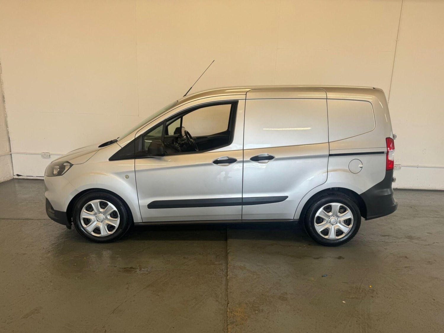 Ford Transit Courier Listing Image