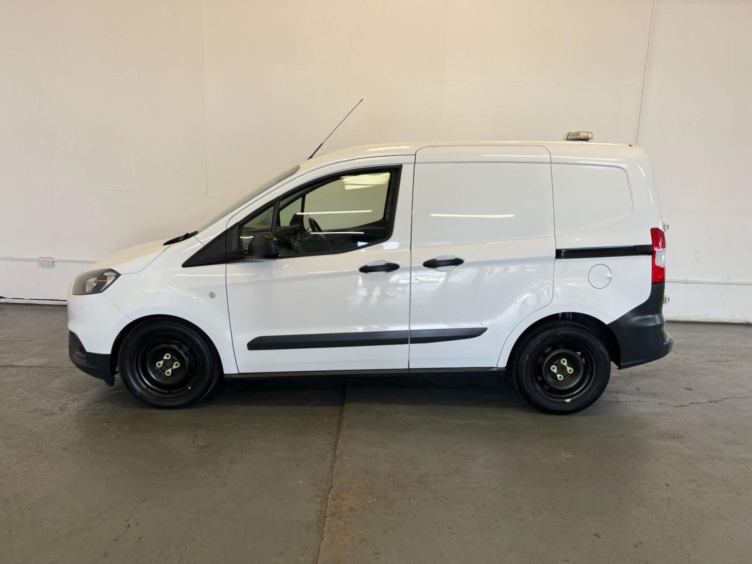 Ford Transit Courier Listing Image