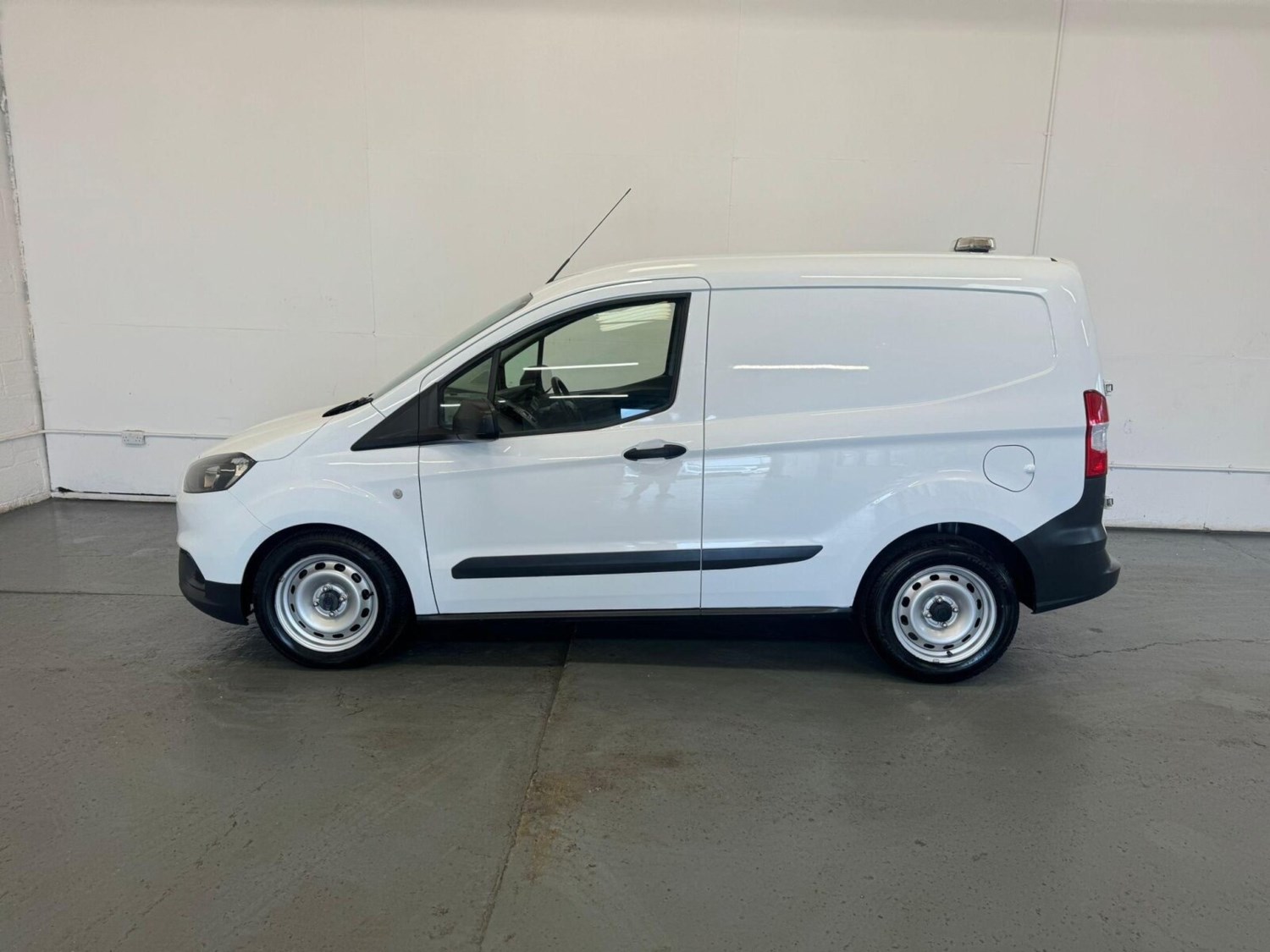 Ford Transit Courier Listing Image