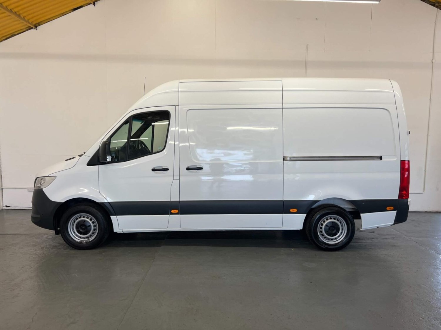 Mercedes-Benz Sprinter Listing Image