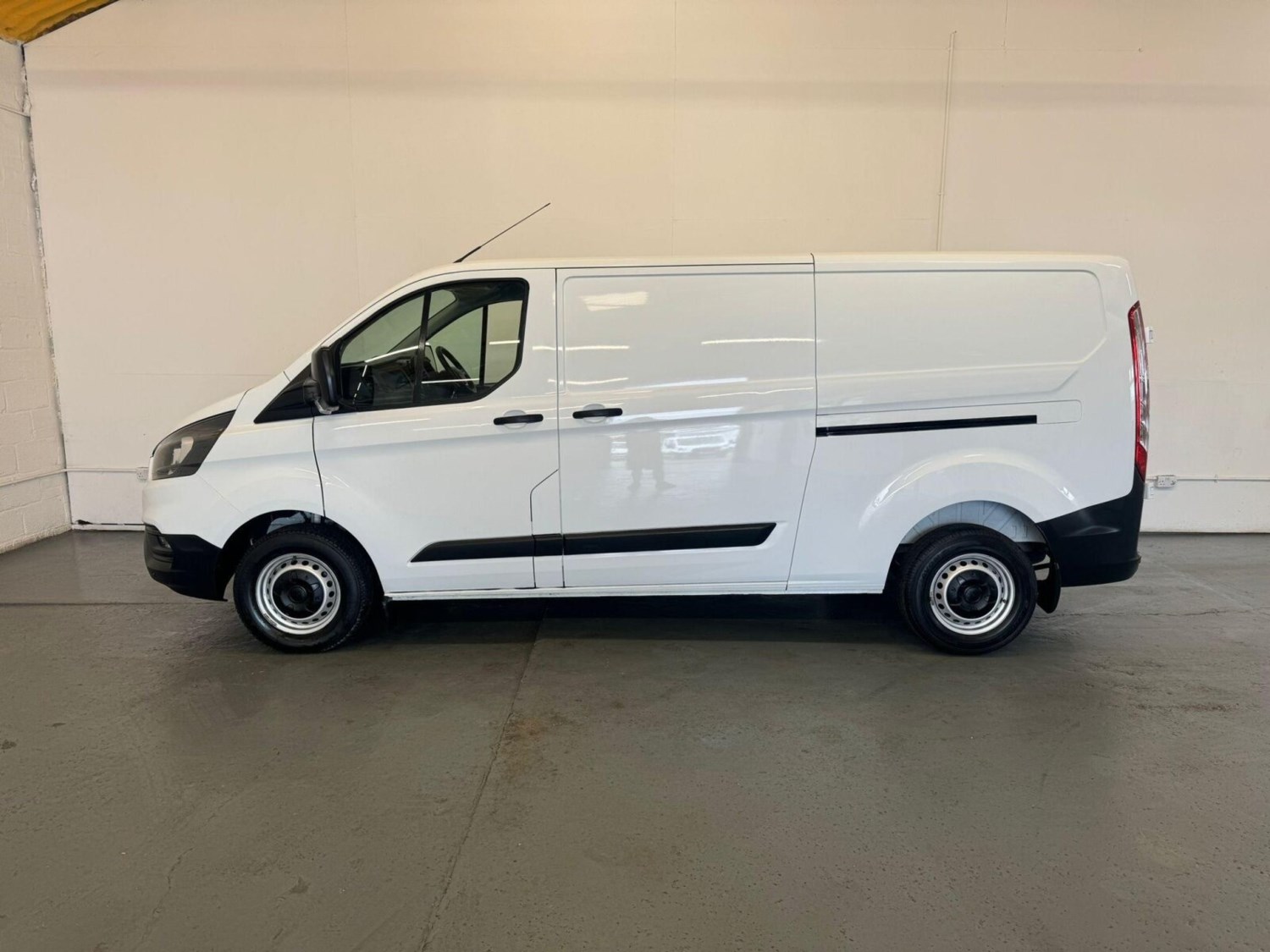 Ford Transit Custom Listing Image