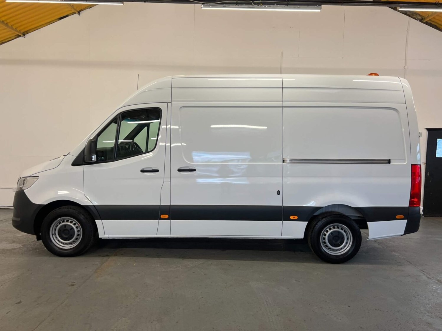 Mercedes-Benz Sprinter Listing Image