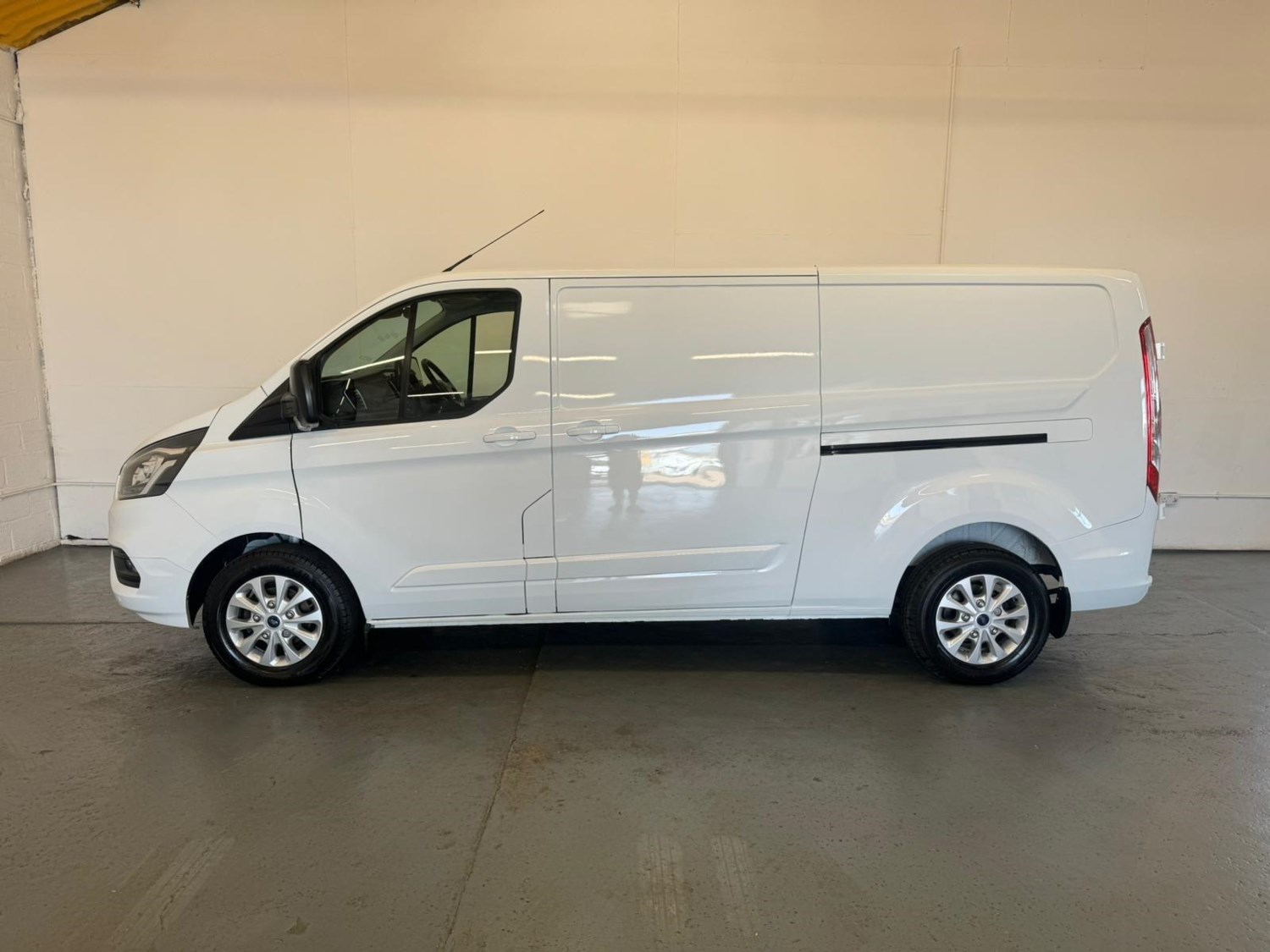 Ford Transit Custom Listing Image