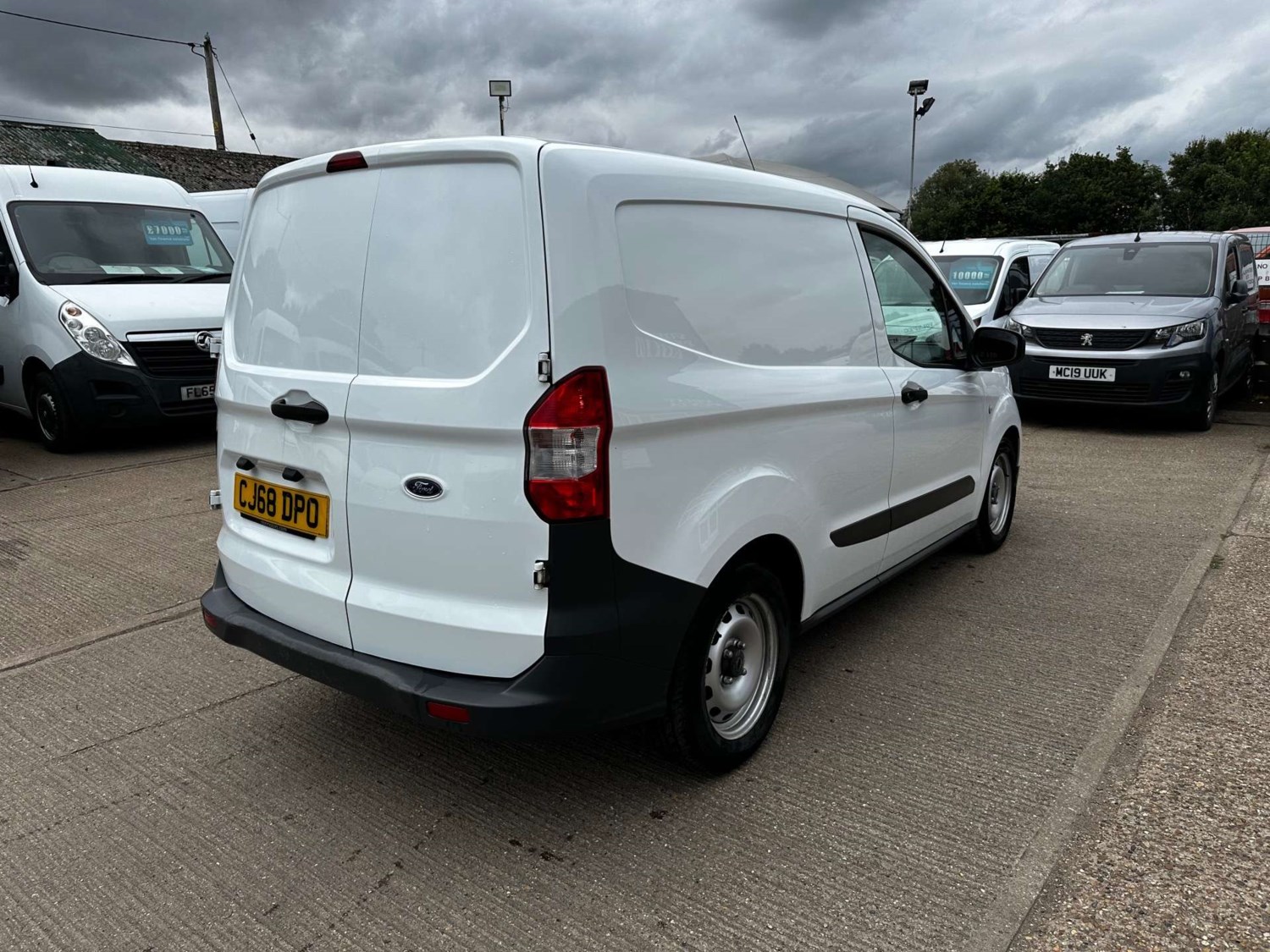 Ford Transit Courier Listing Image