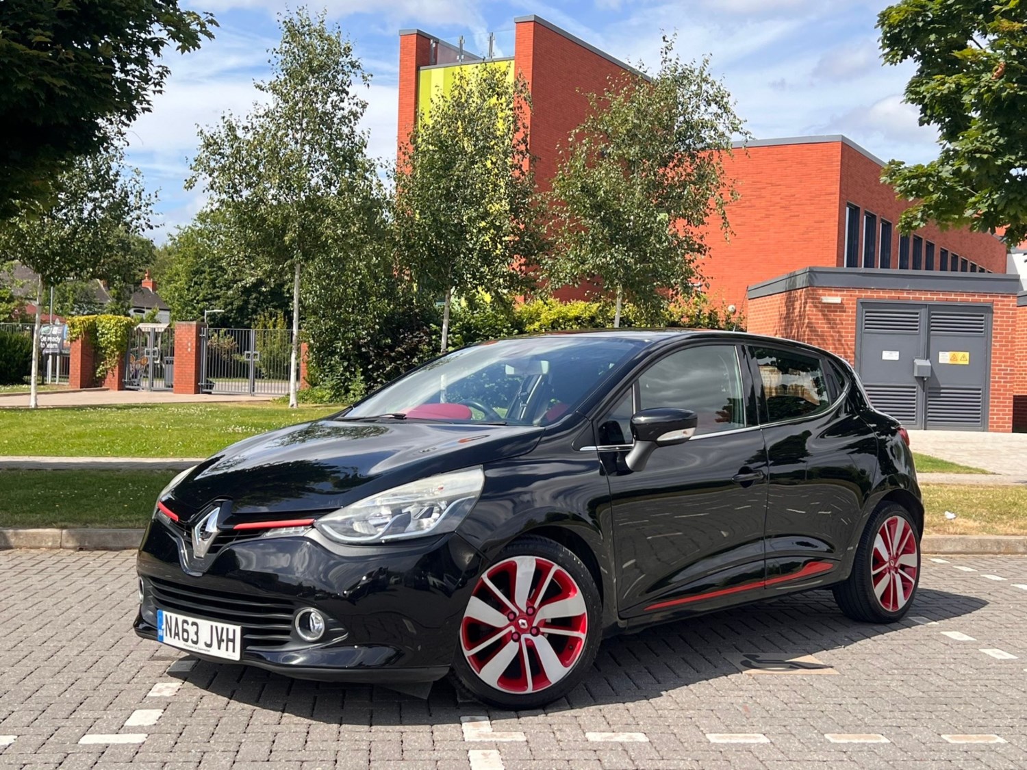 Renault Clio Listing Image