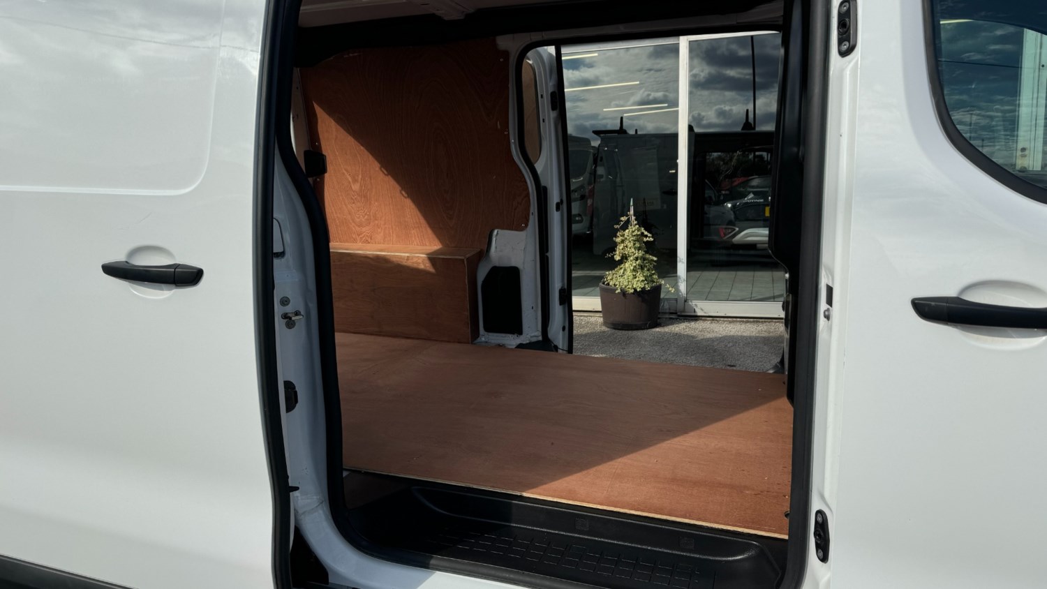 Vauxhall Vivaro Listing Image