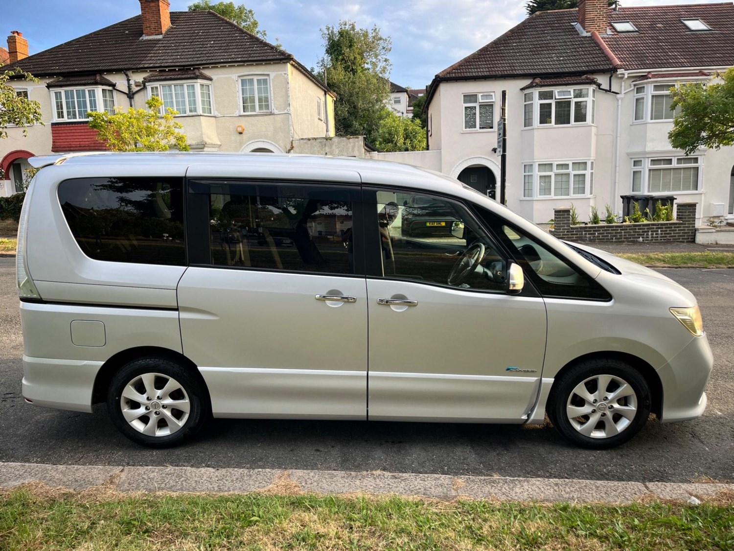 Nissan Serena Listing Image