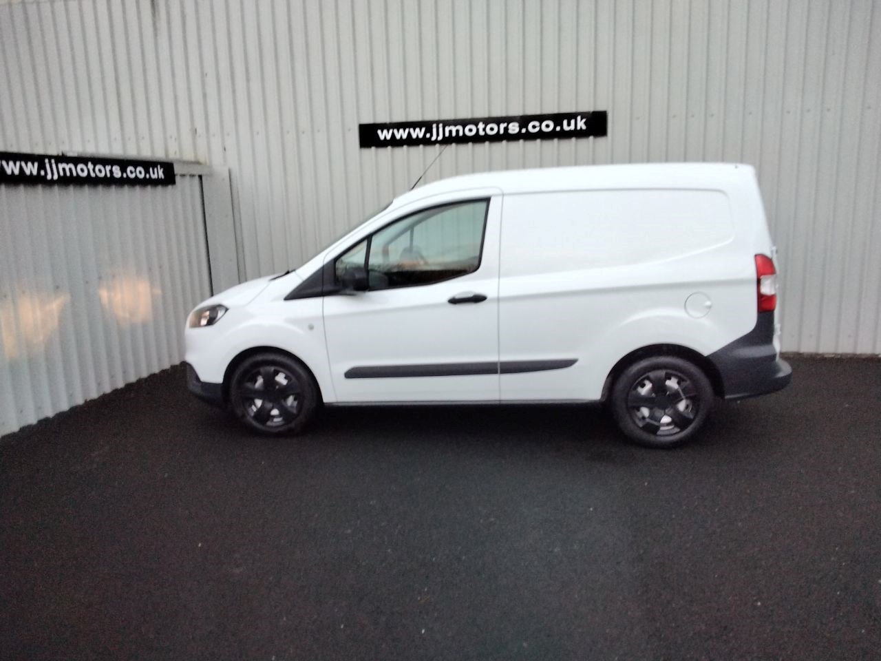 Ford Transit Courier Listing Image