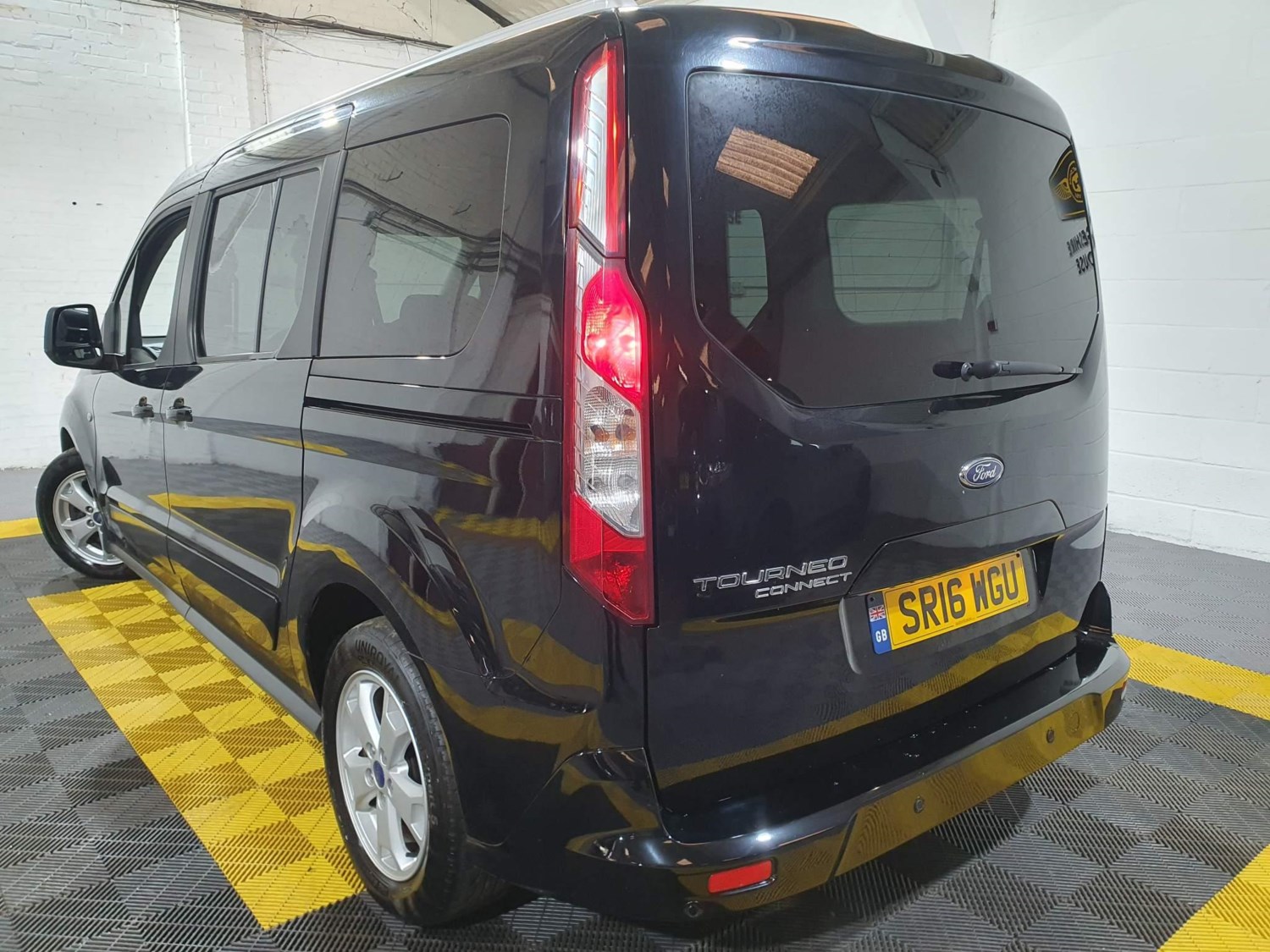 Ford Grand Tourneo Connect Listing Image