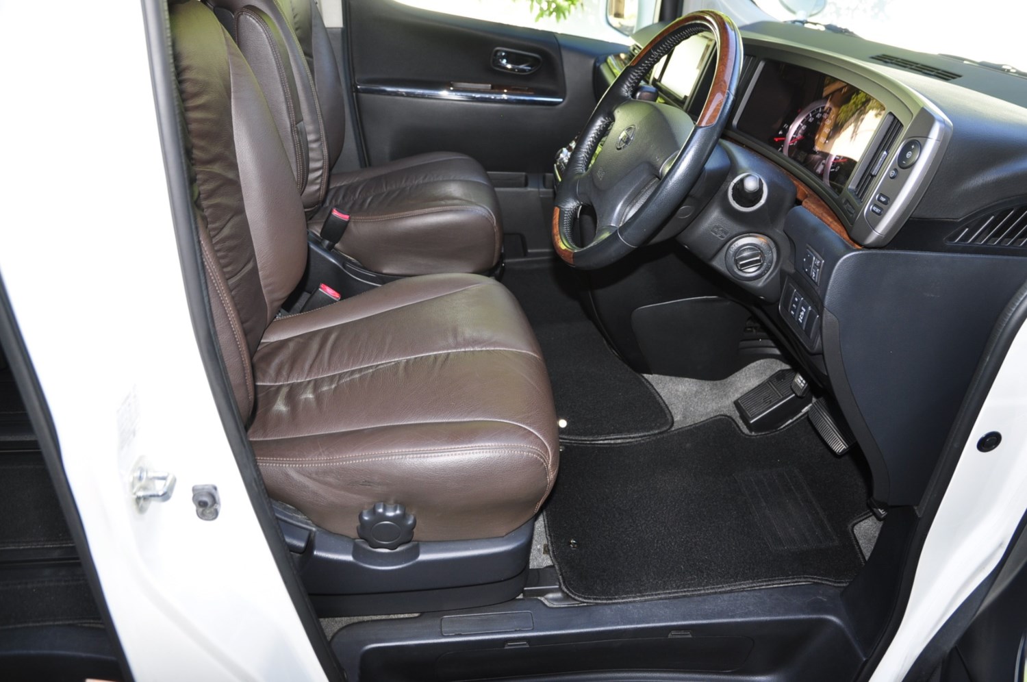 Nissan Elgrand Listing Image